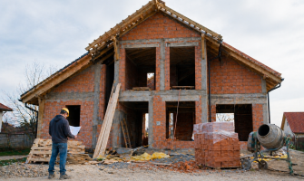 Construcția unei case în România: decizii greșite care îți dublează bugetul