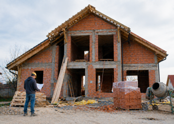 Construcția unei case în România: decizii greșite care îți dublează bugetul