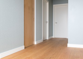 Plinte pentru încălzire în pardoseală: ce alegi și cum montezi corect