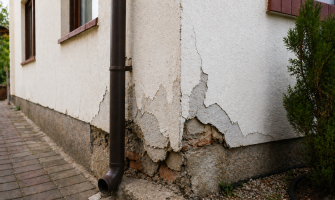 Cât pierzi dacă alegi soluții ieftine pentru fațada casei și finisaje exterioare